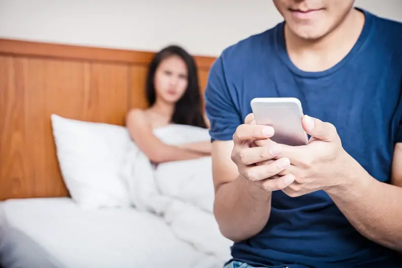 15 Signs Your Partner Is Using Social Media To Cheat On You 